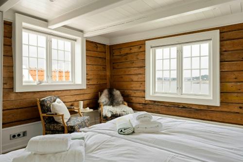 Una cama o camas en una habitación de Historic Customs House On Merdø From 1650