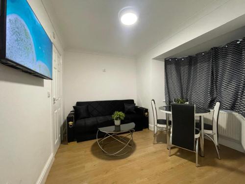 TV a/nebo společenská místnost v ubytování THE ROYAL BOUTIQUE LONDON LODGE By HEATHROW SLEEP 8