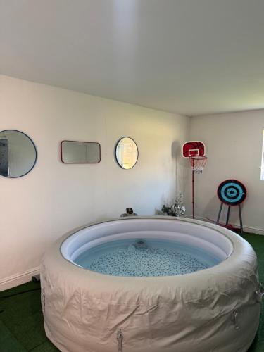 The Tewkesbury Country Escape في توكسبوري: حوض استحمام كبير في غرفة بها سلة كرة سلة