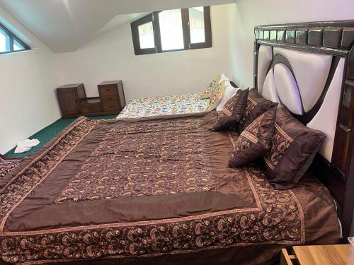 Giường trong phòng chung tại Al Mubeen home stay