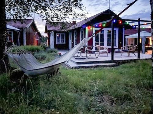 Сад в Cottage Near Forest Beach On Väddö