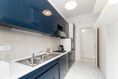 a kitchen with blue cabinets and a sink at Il Sogno a due passi dal mare vicino PORTOFINO in Rapallo