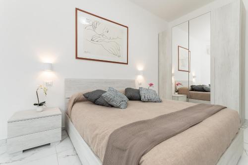 a white bedroom with a large bed in it at Il Sogno a due passi dal mare vicino PORTOFINO in Rapallo