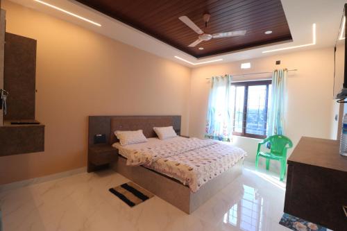 Un dormitorio con una cama y una ventana en Shakthi Homestay, en Sringeri