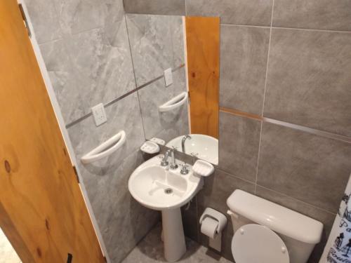 een kleine badkamer met toilet en wastafel bij Mi Descanso in Balneario Claromecó