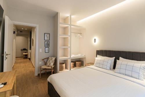 una camera da letto con un letto, una scrivania e una sedia di Likno a Alexandroupoli