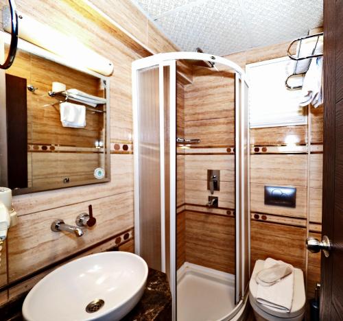 ein Badezimmer mit Dusche und Waschbecken in der Unterkunft Elysion Hotel in Istanbul