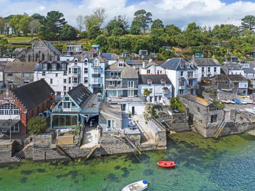 een luchtzicht op een stad op het water bij Tarquins in Fowey
