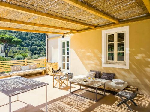 Et opholdsområde på House With Pergola And Stunning Sunset On Elba