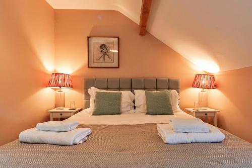 Un pat sau paturi într-o cameră la Finest Retreats - The Coach House at Tybroughton