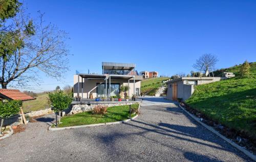 Tòa nhà nơi nhà nghỉ dưỡng tọa lạc