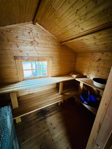 Μία ή περισσότερες κουκέτες σε δωμάτιο στο Modern studio apartment with wood-fired sauna