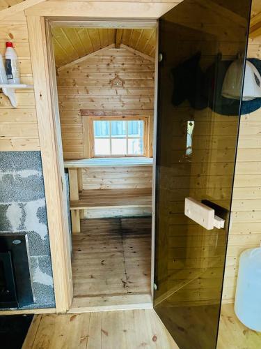 Ένα μπάνιο στο Modern studio apartment with wood-fired sauna