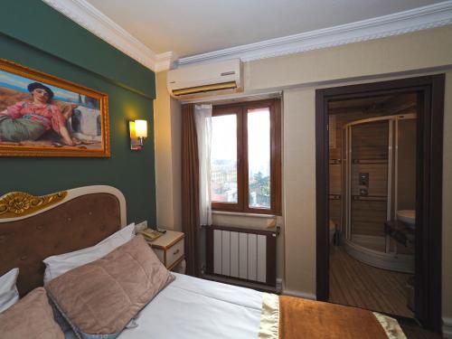 Llit o llits en una habitació de Elysion Hotel