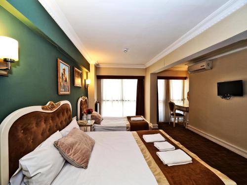 Televizorius ir (arba) pramogų centras apgyvendinimo įstaigoje Elysion Hotel