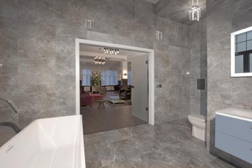 Ένα μπάνιο στο White House Meerane - First Floor Loft