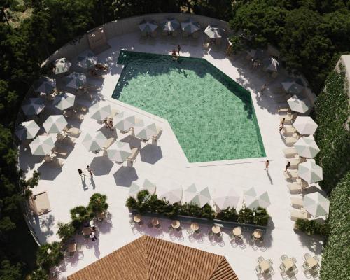 een bovenaanzicht van een zwembad in een resort bij Ipanema Park in El Arenal