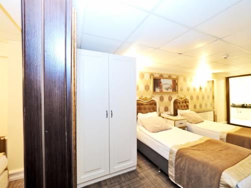 En eller flere senge i et værelse på Elysion Hotel