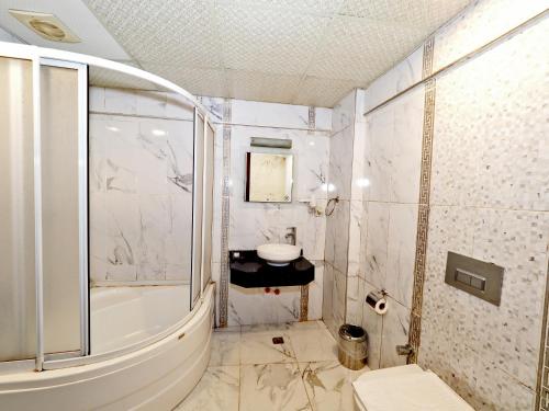 Elysion Hotel tesisinde bir banyo