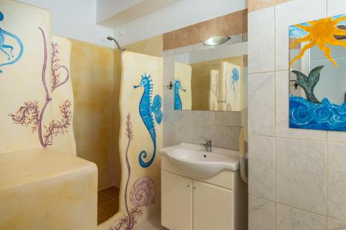 un bagno con lavandino e specchio di Apollon Rooms a Pollonia