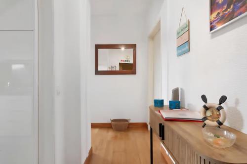 een kamer met een bureau, een laptop en een spiegel bij Machico Bay in Machico