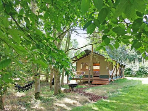 ein Haus mit einer Hängematte inmitten von Bäumen in der Unterkunft The Apple Bobber - Ukc7130 in Cratfield