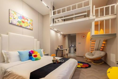 En eller flere senge i et værelse på Shanghai Hills&Sunflower Ultra Horizon Hotel & Suite