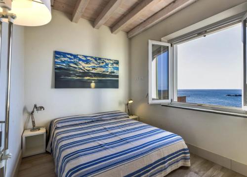 Postel nebo postele na pokoji v ubytování Trilocale Montecristo - vista su mare e tramonti