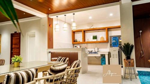 Soonyang Family Escape : مطبخ وغرفة طعام مع طاولة وكراسي