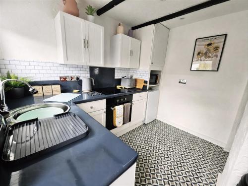 Η κουζίνα ή μικρή κουζίνα στο Leaf Tree Cottage, close to Coast, Lakes and Fells