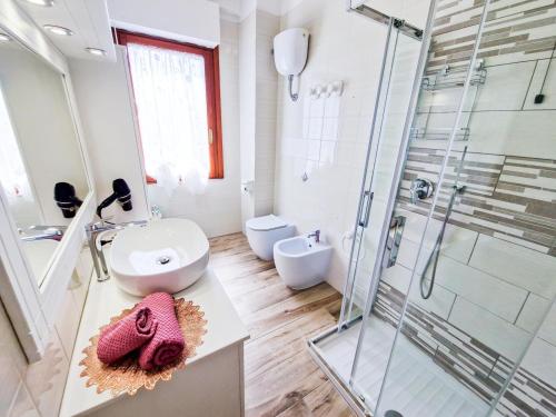 Un baño con ducha de cristal y lavabo. en Appartamento da Carmela, en Cagliari