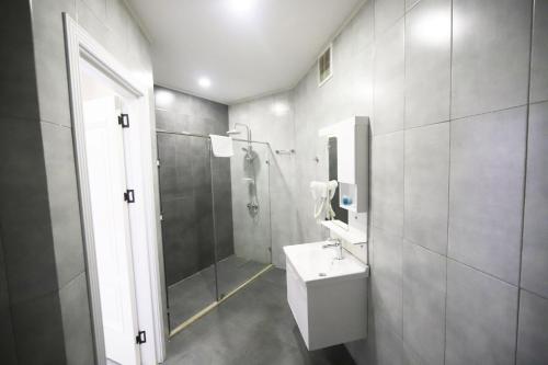 Koupelna v ubytování Hazz Palace Hotel