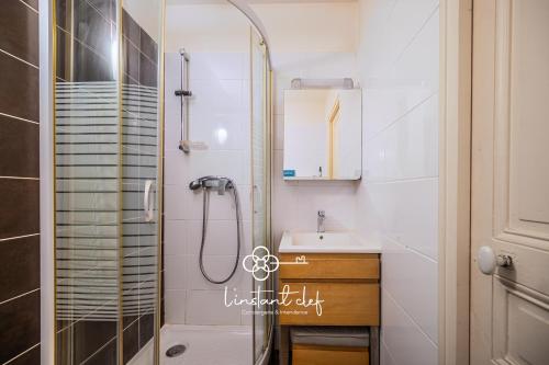 a bathroom with a shower and a sink at Escale de charme à Tours - Parking, Patio & Hyper centre in Tours