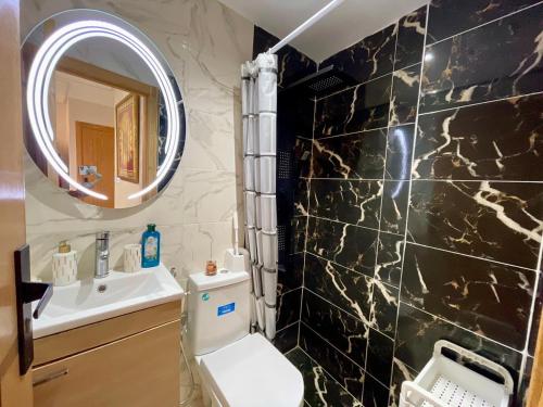 Ένα μπάνιο στο Appartement près du stade, Idéal pour les fans de football 10 min