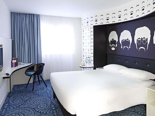 A bed or beds in a room at Ibis Styles Liverpool Centre Dale Street - Cavern Quarter