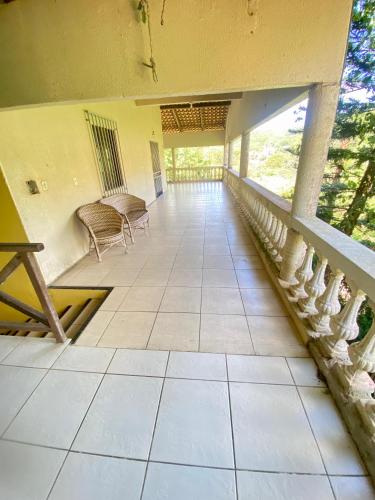 ein leerer Flur eines Gebäudes mit Stühlen in der Unterkunft Pousada Padre Kiliano in Pacoti