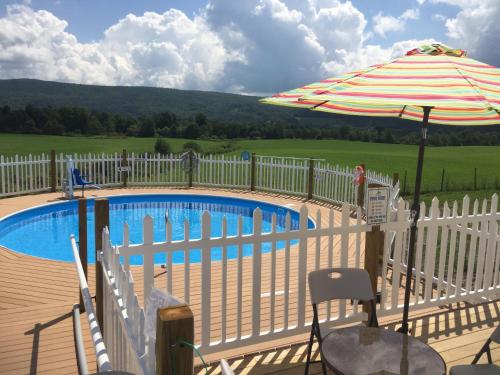 Bazén v ubytování Apple Inn and Suites Cooperstown Area nebo v jeho okolí