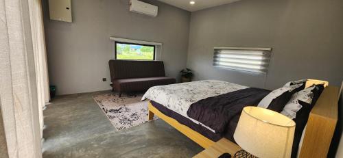 Ένα ή περισσότερα κρεβάτια σε δωμάτιο στο The Zain's Tiny Villa