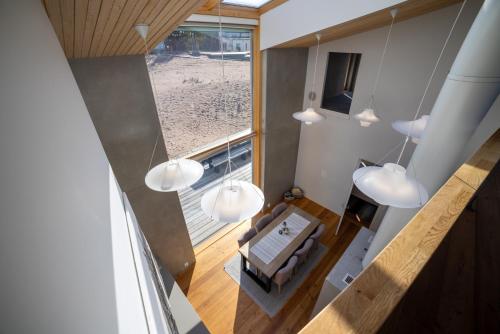 vista sul soffitto di un soggiorno con luci di Villa Merellä a Kalajoki