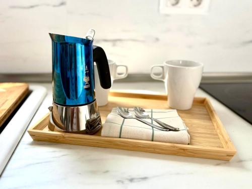 una macchina per il caffè e una tazza su un vassoio di legno di Casa Caladero a El Golfo