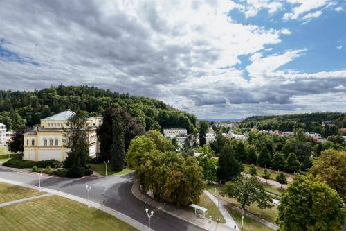 widok miasta z lotu ptaka z budynkiem i drzewami w obiekcie Hotel Paris w Mariańskich Łaźniach