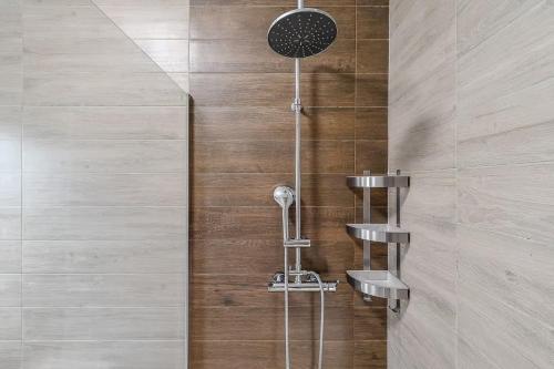 Casa das Pipas Palmela #6 في بينهال نوفو: دش في حمام بجدران خشبية