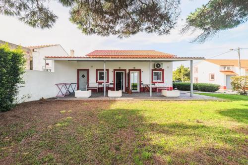 a small white house with a yard at Casa das Pipas Palmela #6 in Pinhal Novo