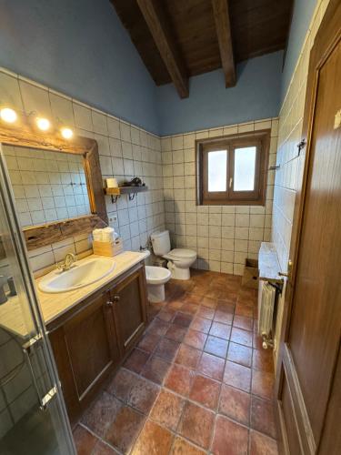 Un baño con lavabo e inodoro en Can Marc de Pi, Bellver de Cerdanya, en Pi