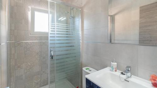 ein Badezimmer mit Dusche und Waschbecken in der Unterkunft Villa Diego Torrox by Ruralidays in Torrox