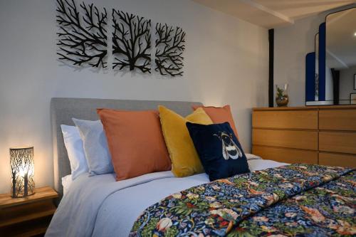 Ένα ή περισσότερα κρεβάτια σε δωμάτιο στο Gorgeous apartment in the heart of Sandwich