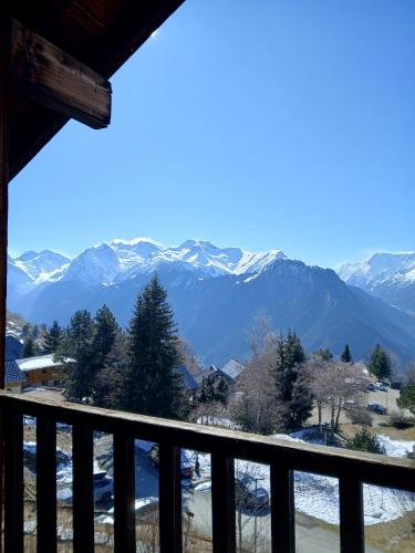 a view of the mountains from the balcony of a cabin at Demeure Sauvage - Étage 1 in Villard-Reculas