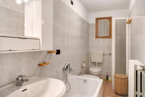 Chalet Bellavista في كييزا دي فالمالينكو: حمام مع حوض ومرحاض