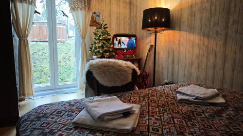 Μια τηλεόραση ή/και κέντρο ψυχαγωγίας στο Ranch 66 - Zlatokopecká chata Arizona ve stylu Divokého Západu s koupacím sudem