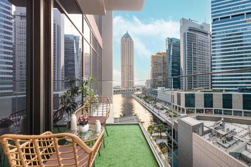 Brand New Building! 2 Double Bed! Ideal Location with 5-star Pool and Gym!